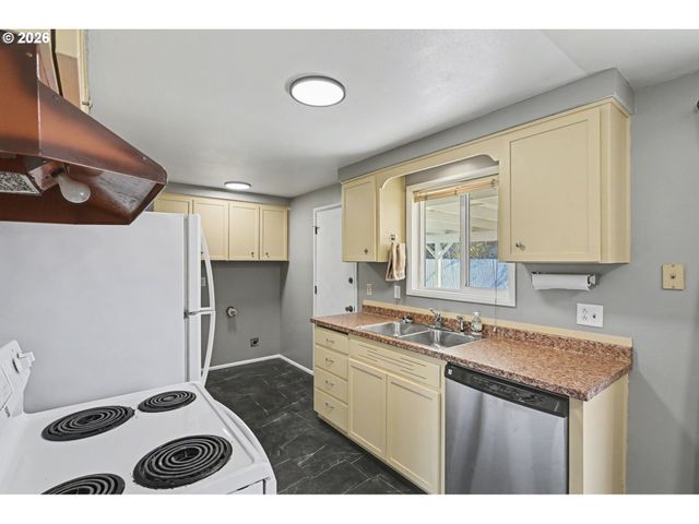 325 W N St, Springfield, OR 97477