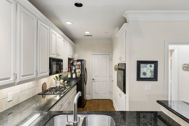 4147 Towne Green Circle, Addison, TX 75001
