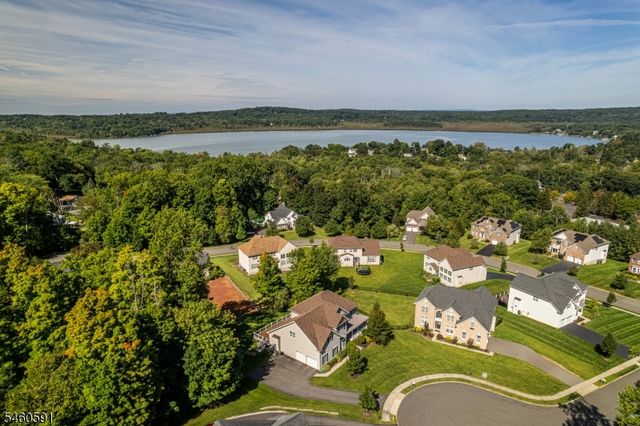6 Sergeant Ct, Mount Olive Twp., NJ 07828