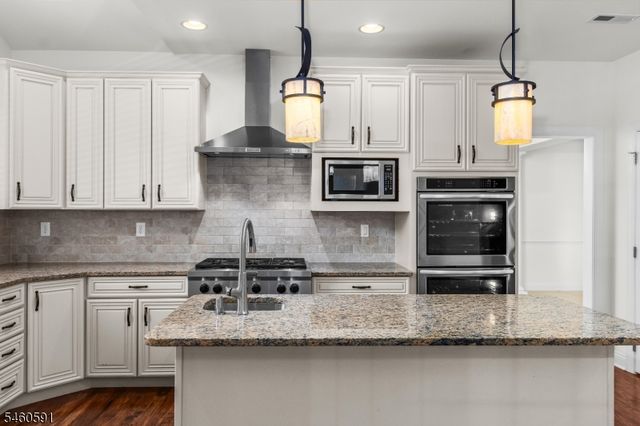 6 Sergeant Ct, Mount Olive Twp., NJ 07828