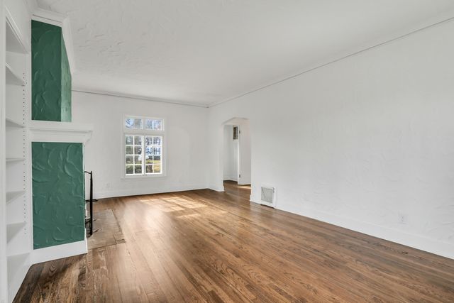 526 W Jackson Street, Woodstock, IL 60098