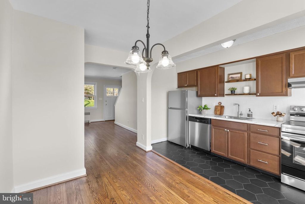 Image 11 of property listing at 3549 BENZINGER RD, Baltimore, MD 21229