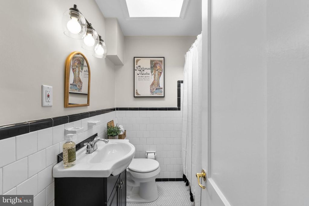 Image 19 of property listing at 3549 BENZINGER RD, Baltimore, MD 21229