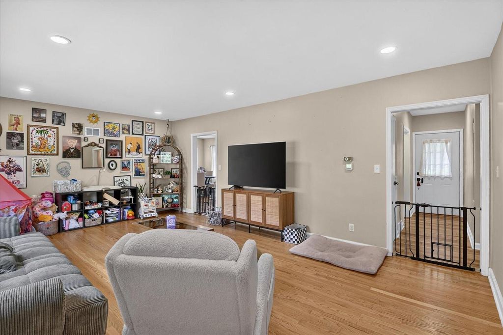 7820 W Bradley ROAD, Milwaukee, WI 53223