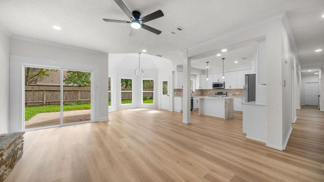 18 Windsor Drive, Conroe, TX 77304