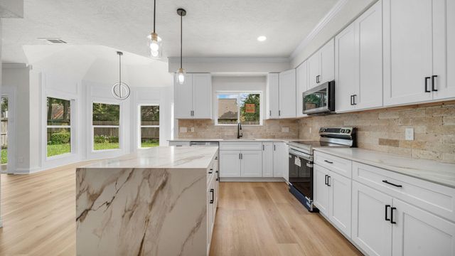 18 Windsor Drive, Conroe, TX 77304