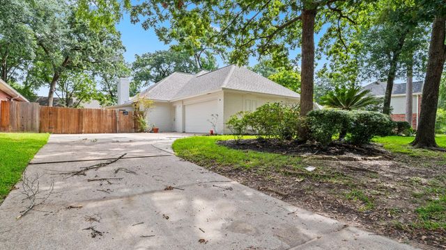 18 Windsor Drive, Conroe, TX 77304