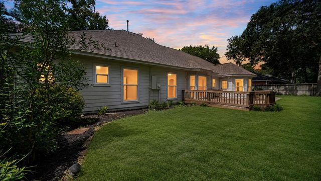 18 Windsor Drive, Conroe, TX 77304
