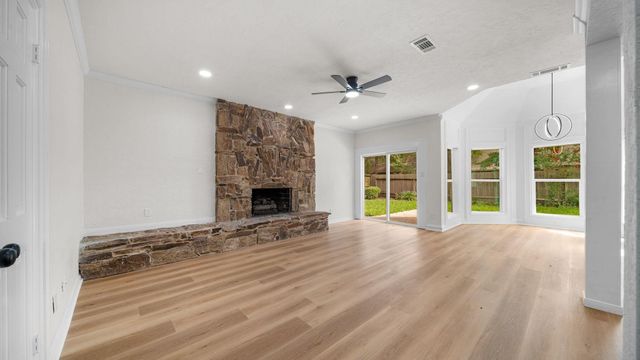 18 Windsor Drive, Conroe, TX 77304