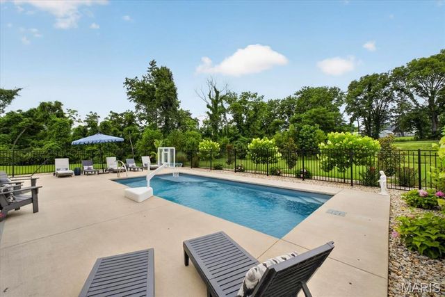 607 W Laura Court, Columbia, IL 62236