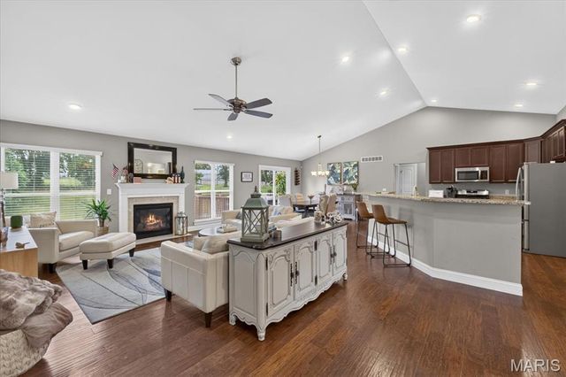 607 W Laura Court, Columbia, IL 62236