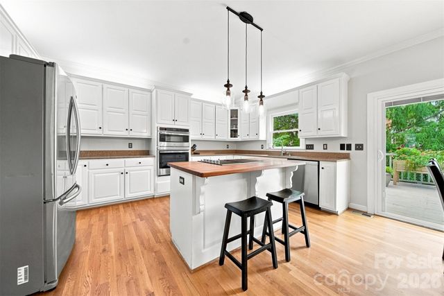 354 41st Avenue Place NW, Hickory, NC 28601