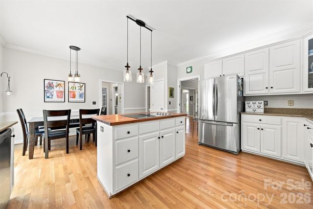 354 41st Avenue Place NW, Hickory, NC 28601