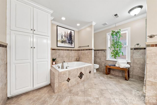354 41st Avenue Place NW, Hickory, NC 28601