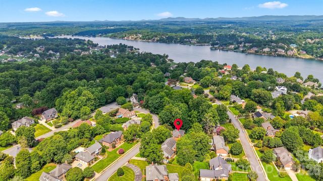354 41st Avenue Place NW, Hickory, NC 28601
