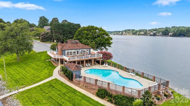354 41st Avenue Place NW, Hickory, NC 28601