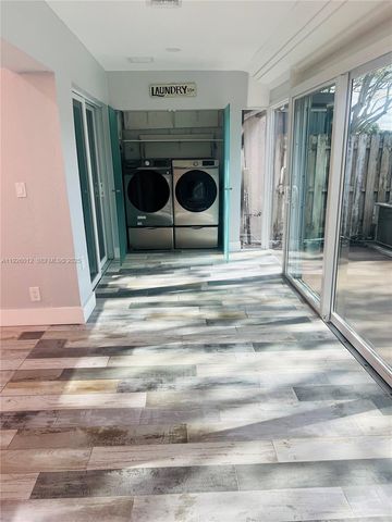 1070 NW 53rd St, Deerfield Beach, FL 33064