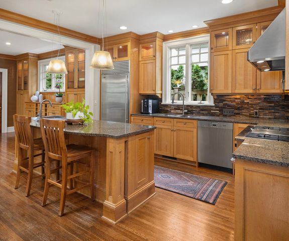 2554 W Lake Of The Isles Parkway, Minneapolis, MN 55405