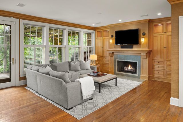 2554 W Lake Of The Isles Parkway, Minneapolis, MN 55405