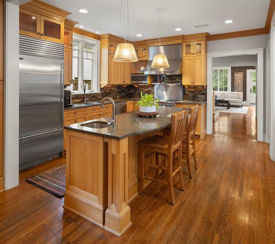 2554 W Lake Of The Isles Parkway, Minneapolis, MN 55405