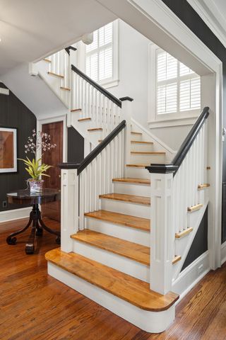 2554 W Lake Of The Isles Parkway, Minneapolis, MN 55405