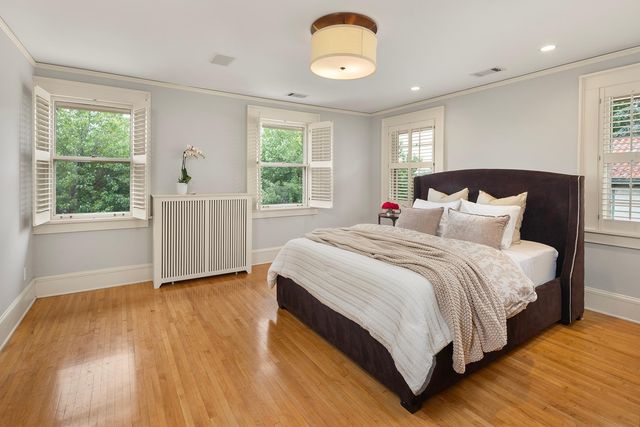 2554 W Lake Of The Isles Parkway, Minneapolis, MN 55405