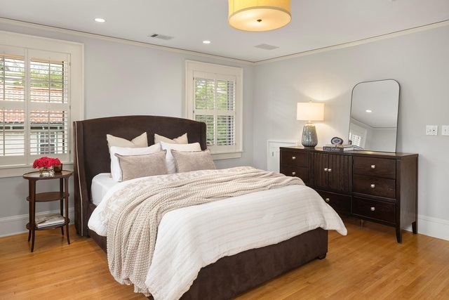 2554 W Lake Of The Isles Parkway, Minneapolis, MN 55405