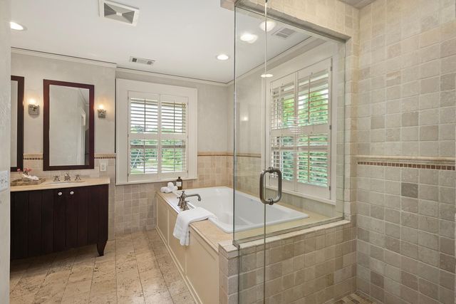 2554 W Lake Of The Isles Parkway, Minneapolis, MN 55405