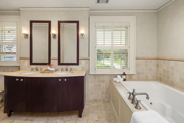 2554 W Lake Of The Isles Parkway, Minneapolis, MN 55405