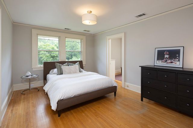 2554 W Lake Of The Isles Parkway, Minneapolis, MN 55405