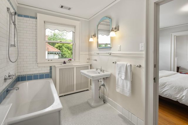 2554 W Lake Of The Isles Parkway, Minneapolis, MN 55405