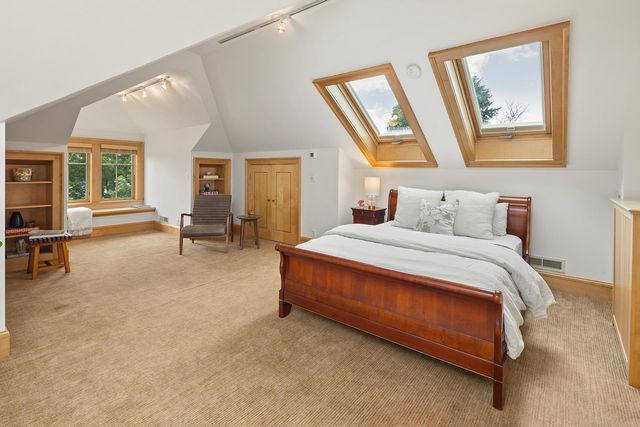 2554 W Lake Of The Isles Parkway, Minneapolis, MN 55405