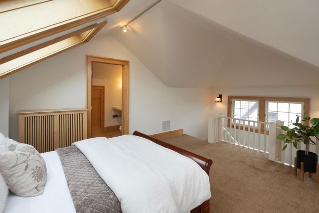 2554 W Lake Of The Isles Parkway, Minneapolis, MN 55405