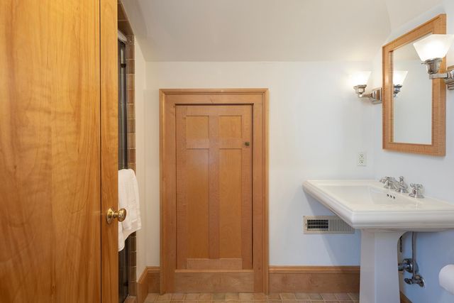 2554 W Lake Of The Isles Parkway, Minneapolis, MN 55405