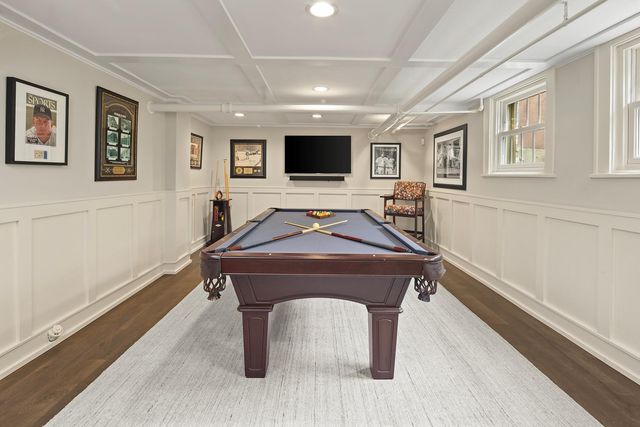 2554 W Lake Of The Isles Parkway, Minneapolis, MN 55405