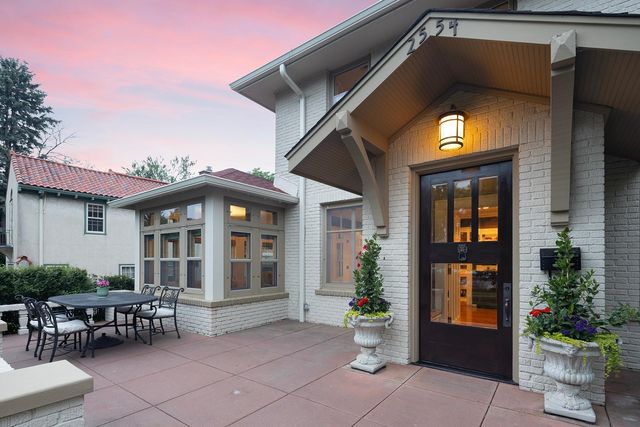 2554 W Lake Of The Isles Parkway, Minneapolis, MN 55405