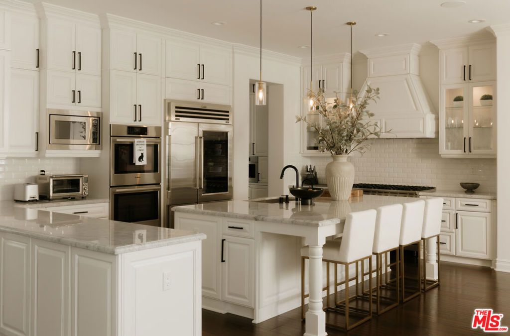 Image 10 of property listing at 25324 Prado De Naranja, Calabasas, CA 91302