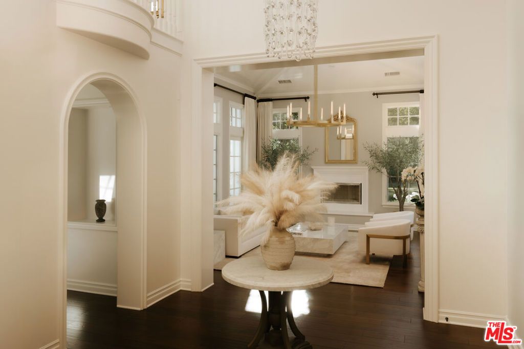 Image 7 of property listing at 25324 Prado De Naranja, Calabasas, CA 91302