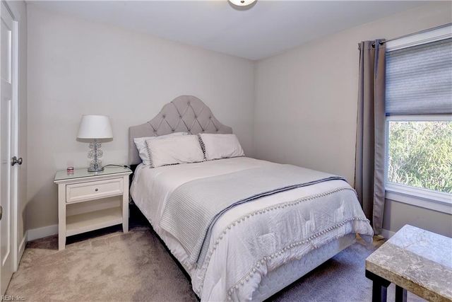 12 Village Park LN, Poquoson, VA 23662