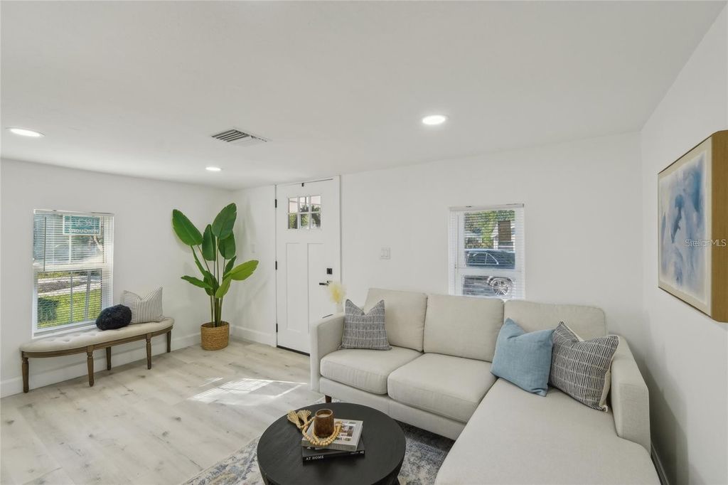 Image 4 of property listing at 2111 E ELLICOTT STREET, Tampa, FL 33610