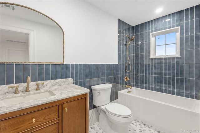 961 N Broadway, Massapequa, NY 11758