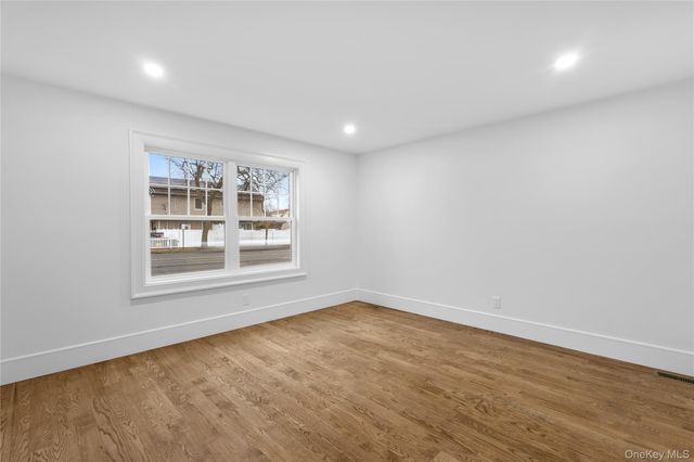 961 N Broadway, Massapequa, NY 11758