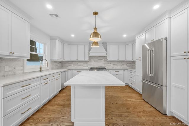 961 N Broadway, Massapequa, NY 11758