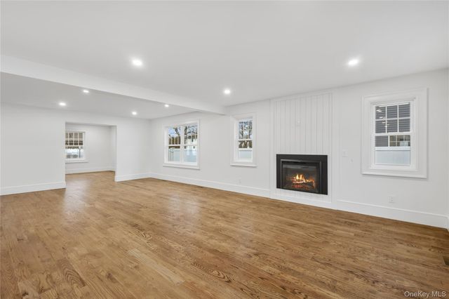 961 N Broadway, Massapequa, NY 11758