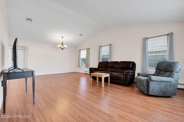 152 Chesterfield Lane, Toms River, NJ 08757