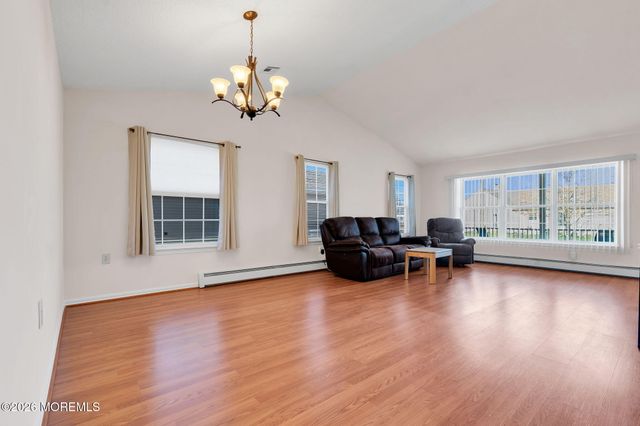 152 Chesterfield Lane, Toms River, NJ 08757