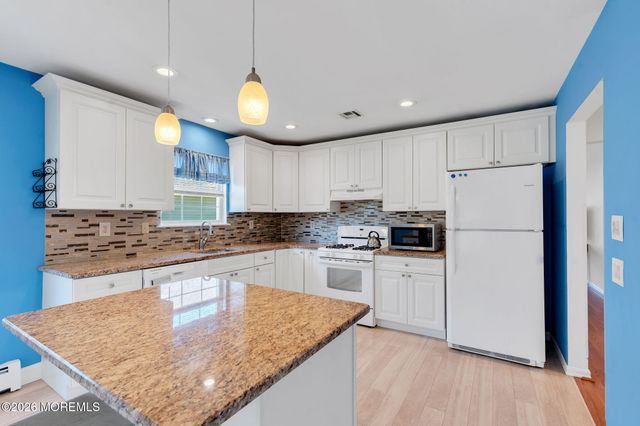 152 Chesterfield Lane, Toms River, NJ 08757