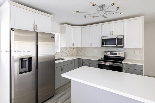 2455 Wiley Ct, Hollywood, FL 33020