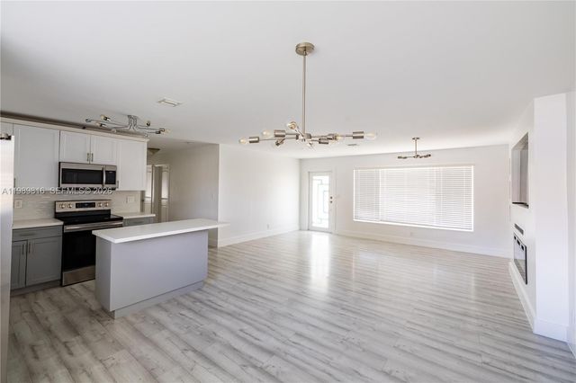 2455 Wiley Ct, Hollywood, FL 33020