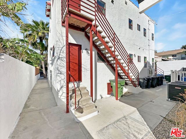 5930 Willoughby Avenue, Los Angeles, CA 90038